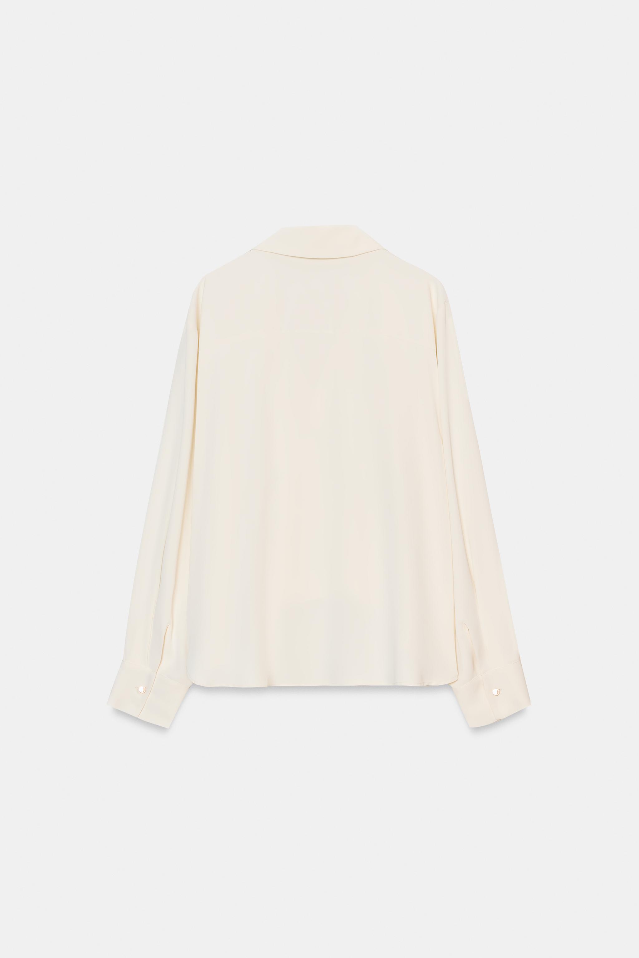 CHEMISE À PLIS ET BAS ASYMÉTRIQUE
